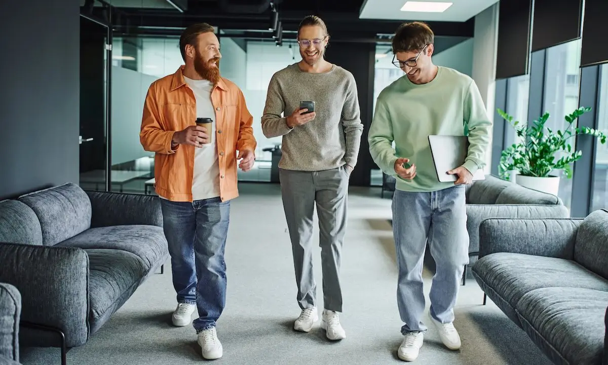 Entrepreneurs discussing franchising opportunities, highlighting strategies for success in 2025's restaurant industry.